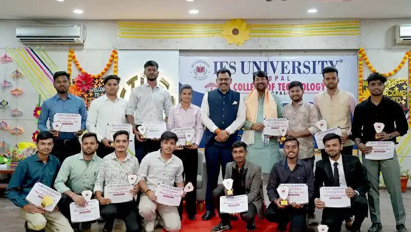 विद्यार्थी अपनी जिम्मेदारी पूर्ण समर्पण के साथ निभाएं और आगे बढ़ें: राज्य मंत्री पटेल