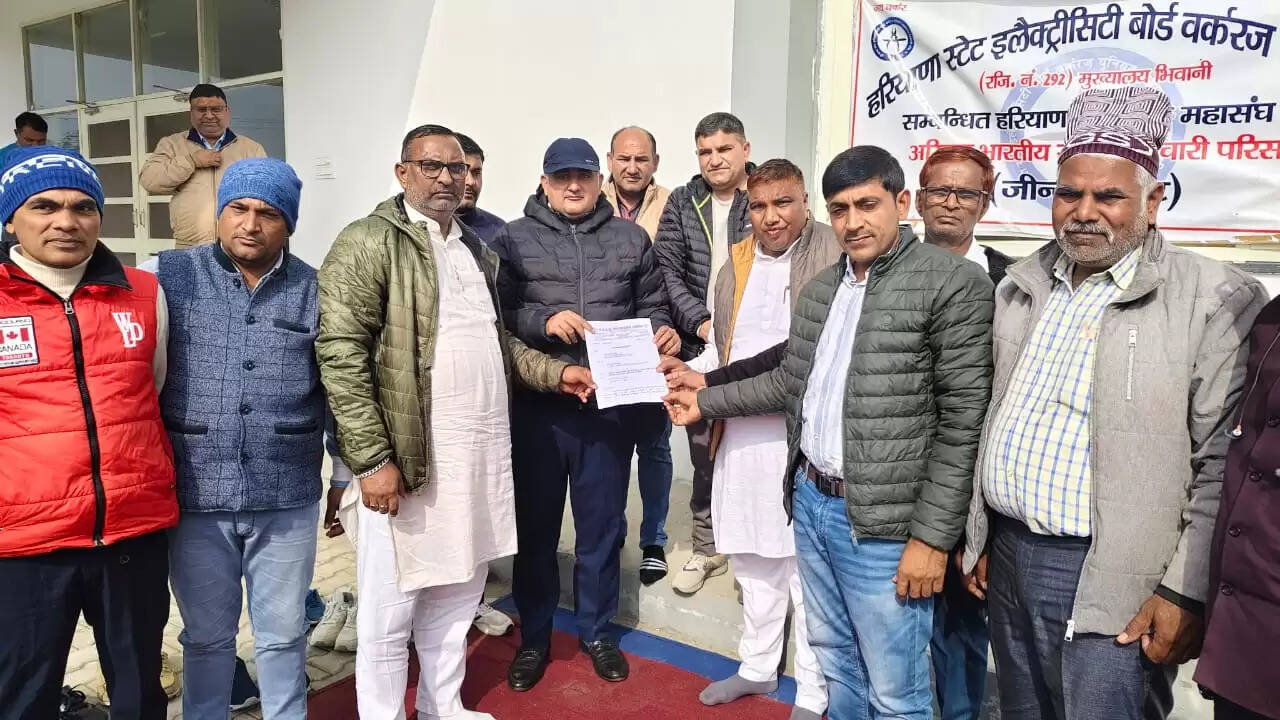 जींद : ऑनलाइन ट्रांसफर पॉलिसी के विरोध में एक्सईएन को सौंपा ज्ञापन