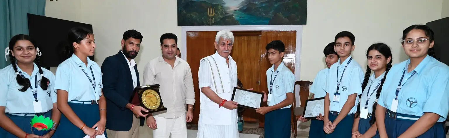 उपराज्यपाल ने द एशियन स्कूल जम्मू के छात्रों से मुलाकात की