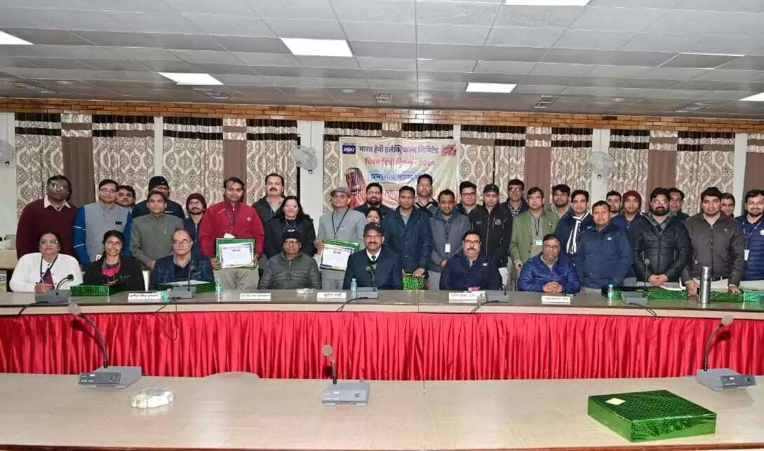 कवियों ने अपनी रचनाओं से श्रोताओं को किया मंत्रमुग्ध