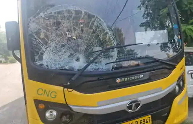 नारनाैल में स्कूली बच्चों को लेने जा रही बस हादसे में तीन घायल
