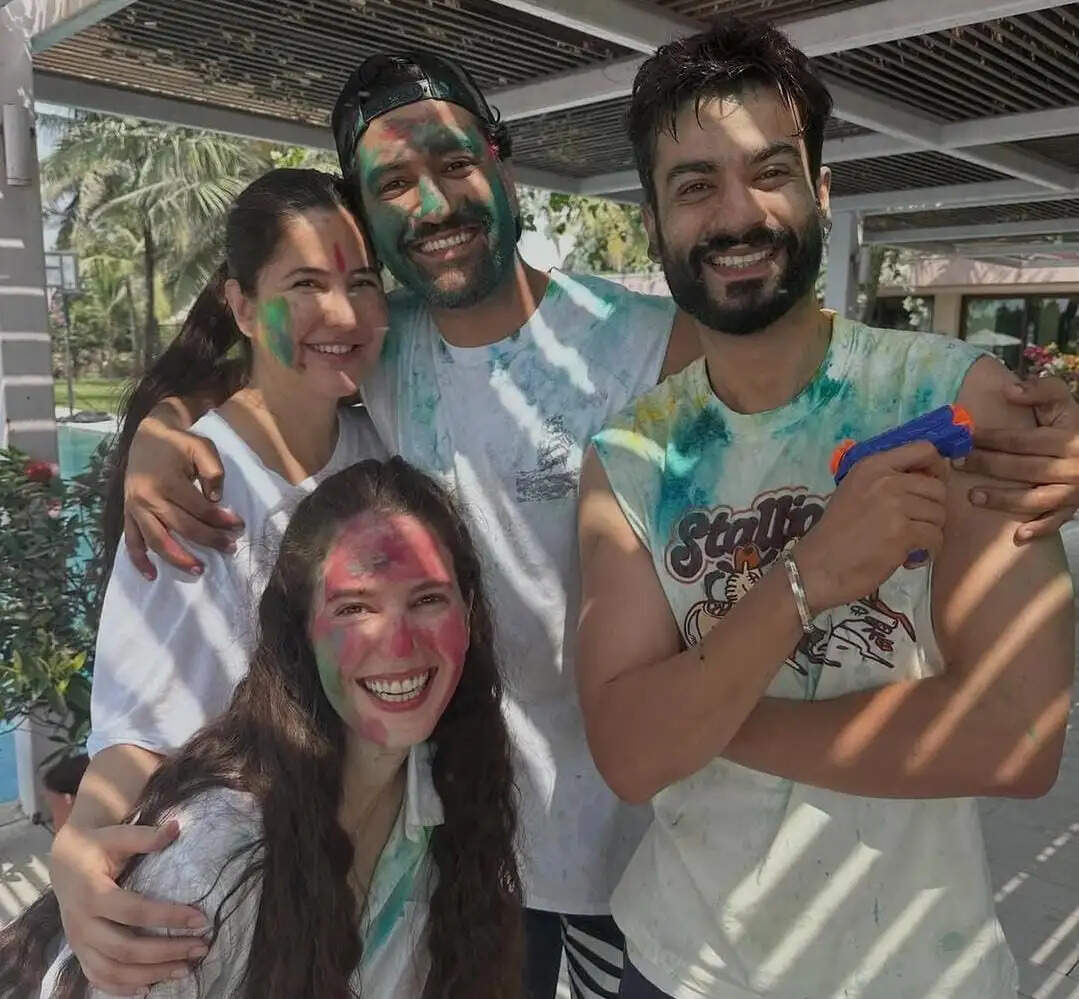 कैटरीना कैफ ने पति विक्की कौशल संग मनाई होली, तस्वीरें सोशल मीडिया पर साझा की