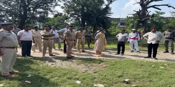 डीएम और एसएसपी ने किया वैकल्पिक मार्गों और गंगा घाटों का निरीक्षण