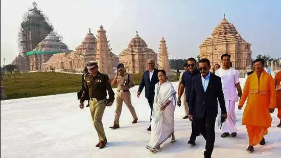 (वार्षिकी) धर्म युद्ध का रहा साल 2025 - ममता ने बनाया जगन्नाथ मंदिर तो सनातनी संगठनों ने किया गीता पाठ, हुमायूं की बाबरी ने मचाया तहलका