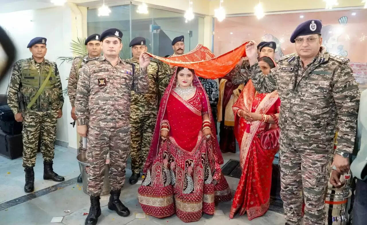 सीआरपीएफ शहीद की बेटी की शादी में जवानों ने निभाई पिता की जिम्मेदारी
