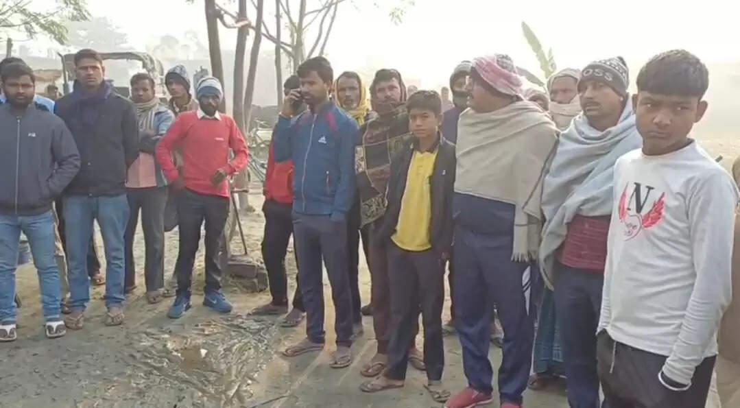 मशरक में आग लगने से व्यवसायी को लाखों का नुकसान