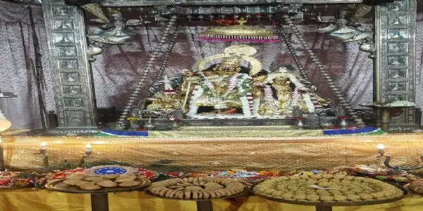 गोविंददेवजी मंदिर में रक्षाबंधन की धूम: सुनहरी लप्पा पोशाक में सजे ठाकुरजी