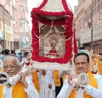 महावीर जयंती पर वाराणसी में निकाली गई शोभायात्रा