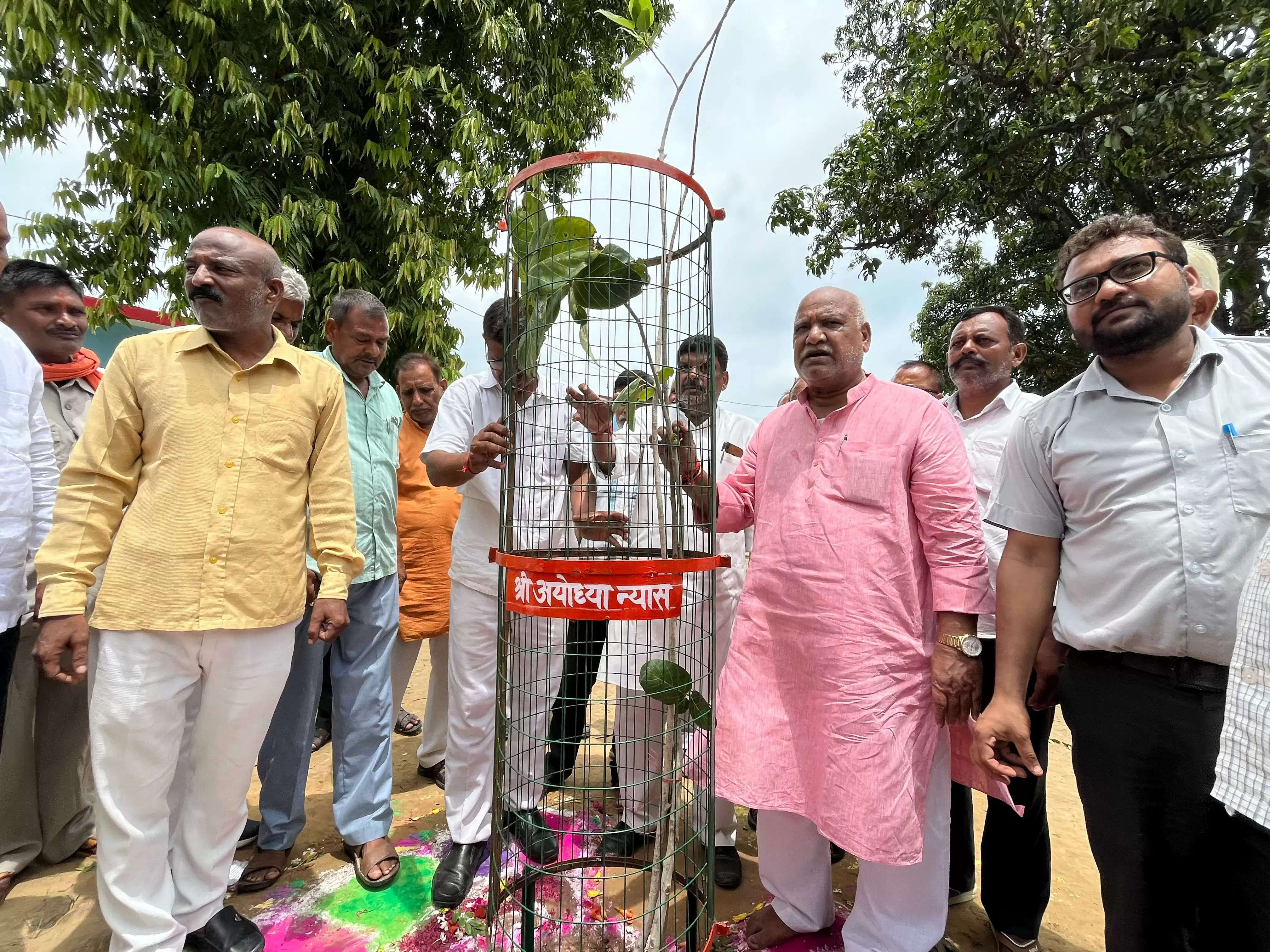 श्रीअयोध्या न्यास ने नक्षत्र वाटिका, पंचवटी व नवग्रह वाटिका में पौध रोपित किए