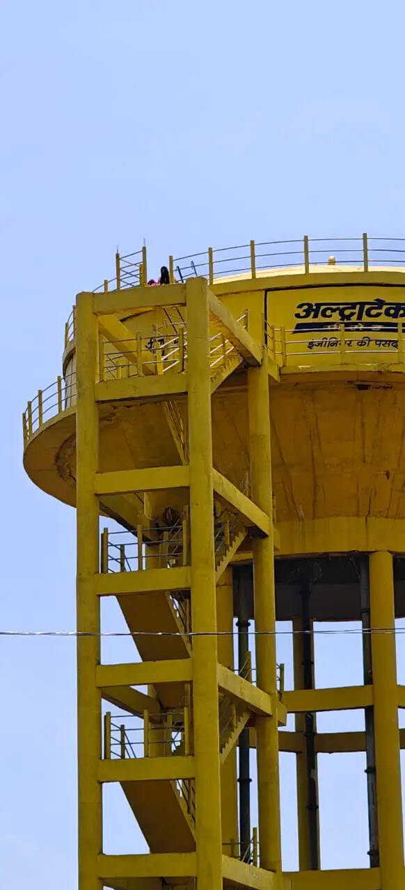 राजगढ़ः कलेक्टर कार्यालय के सामने पानी की टंकी पर चढ़ी महिला, पति-जेठ पर लगाए गंभीर आरोप