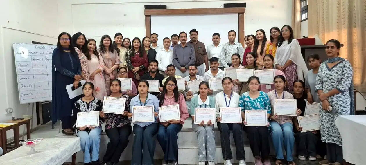 हिसार : जिलास्तरीय विज्ञान प्रश्नोत्तरी में फतेह चंद कॉलेज की टीम रही प्रथम