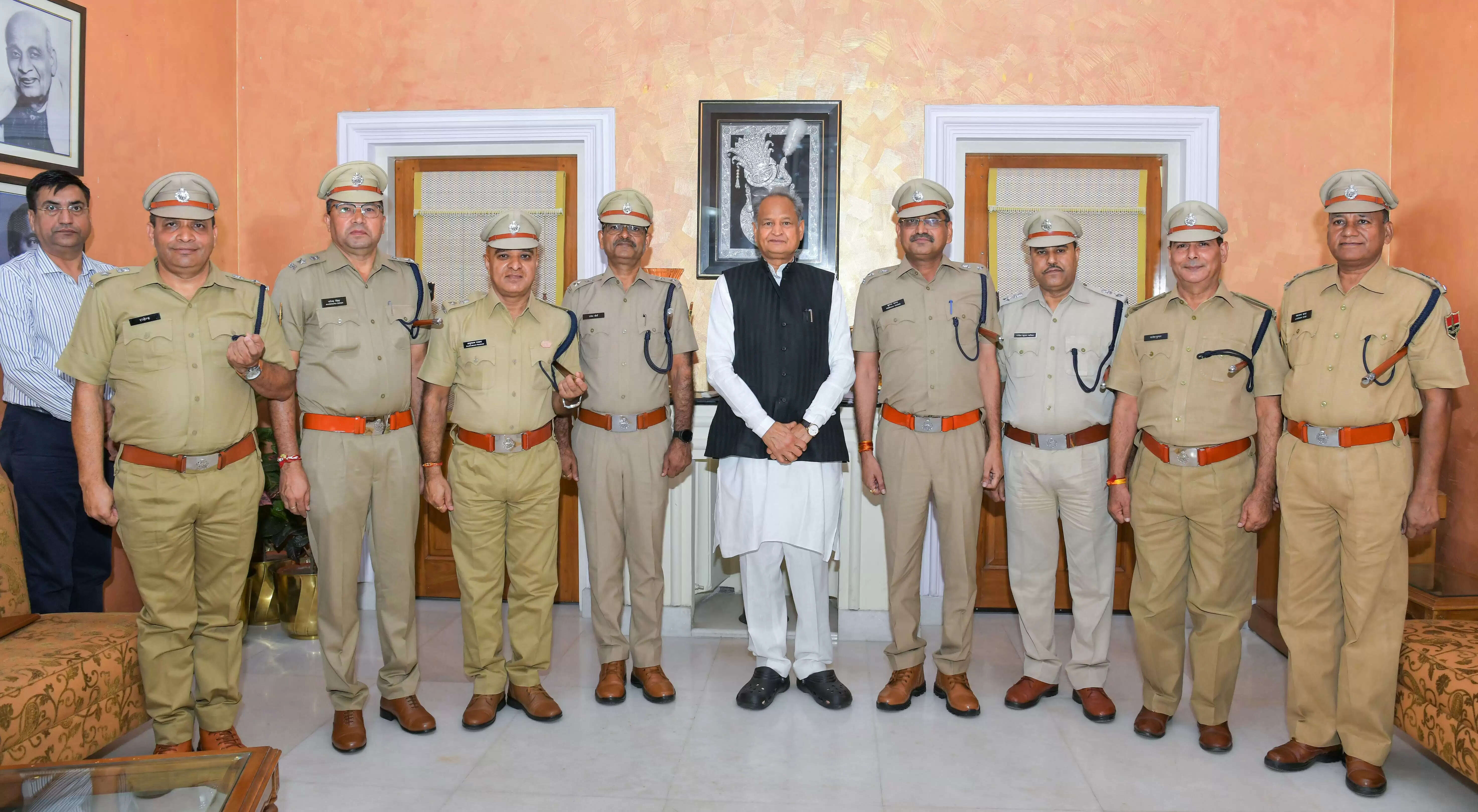 पदोन्नत आईपीएस अधिकारियों ने मुख्यमंत्री से की मुलाकात