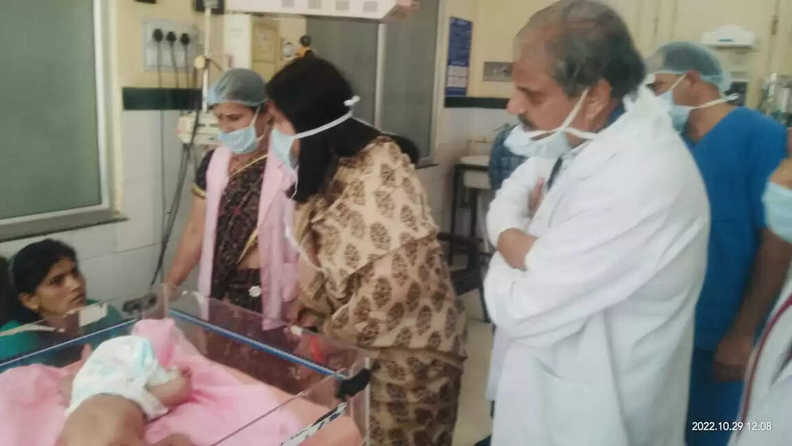 बाल अधिकार संरक्षण आयोग अध्यक्ष बेनीवाल ने अस्पताल में व्यवस्थाओं का लिया जायजा