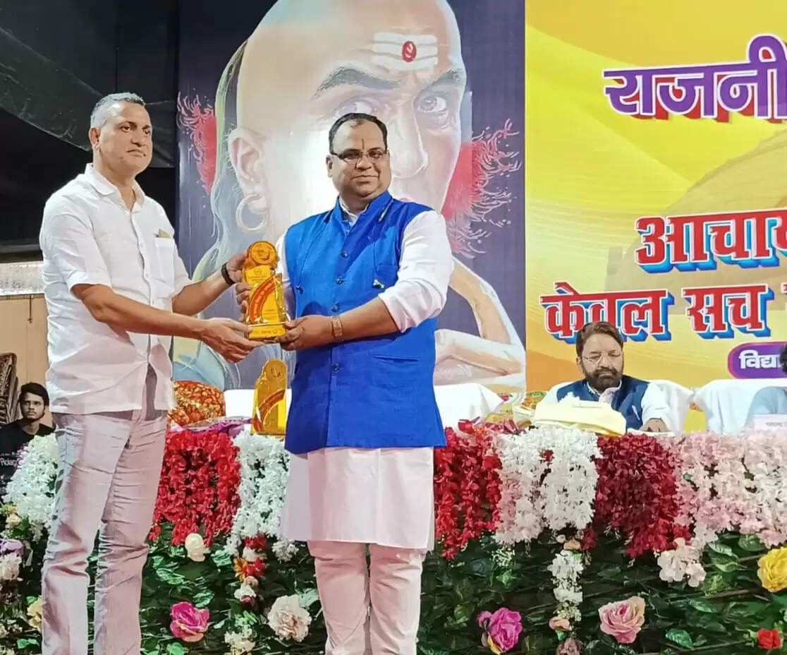 कोसी के प्रख्यात ज्योतिषाचार्य पंडित तरुण झा चाणक्य केवल सच 2023 से सम्मानित