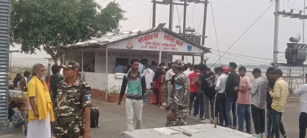 भारत से नेपाल जाने के लिए अब आधार कार्ड या पहचान-पत्र आवश्यक होगा।