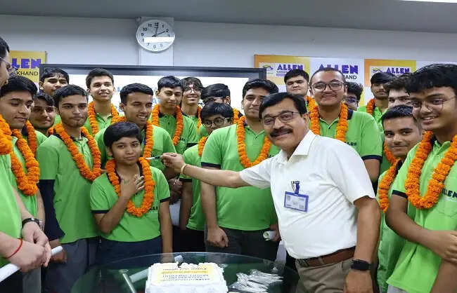 एलेन उत्तराखंड ने जेईई मेन सेशन-2 में सफलता पाने वाले छात्रों को किया सम्मानित