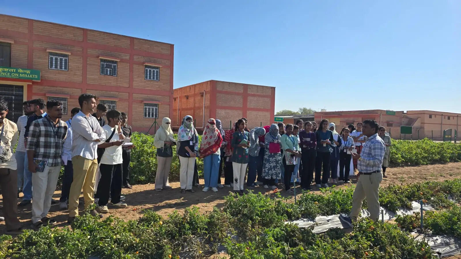 गुजरात के विद्यार्थियों ने देखा क्रॉप कैफेटेरिया व वैज्ञानिक अनुसंधान