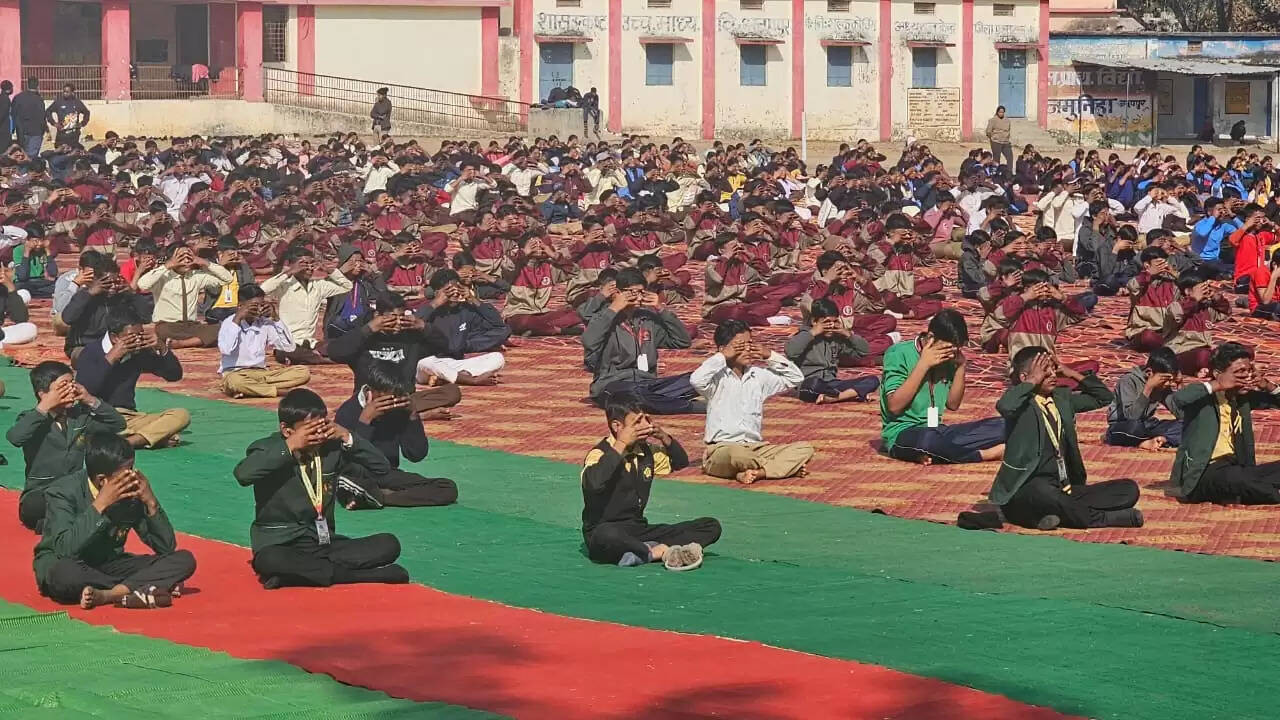 अनूपपुर: स्वामी विवेकानंद जयंती राष्ट्रीय युवा दिवस पर आयोजित किया गया सामूहिक सूर्य नमस्कार