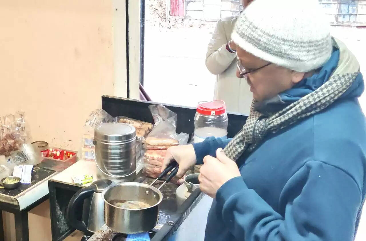 मुख्यमंत्री धामी ने भराड़ीसैंण में चाय का लिया आनंद, स्थानीय लोगों से की मुलाकात