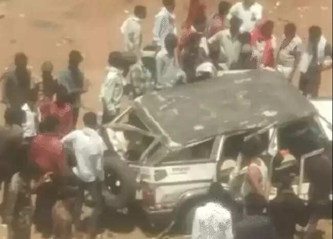 (संशोधित)मप्र के दमोह में बोलेरो अनियंत्रित होकर खाई में गिरी, एक ही परिवार के आठ लोगाें की मौत