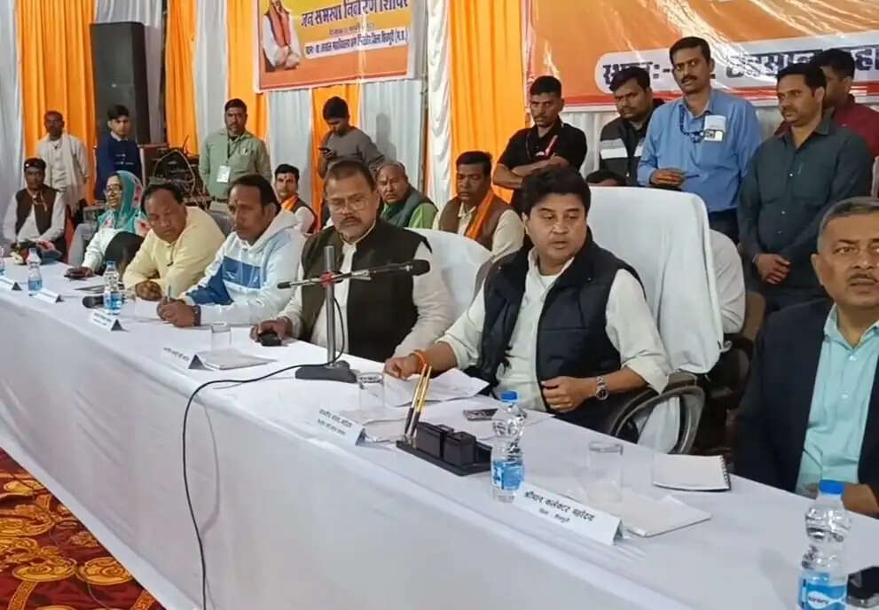 किन्नरों की अवैध वसूली से परेशान लोग, ज्योतिरादित्य की जनसुनवाई में पहुंचा मामला, पुलिस ने किन्नरों को दी हिदायत