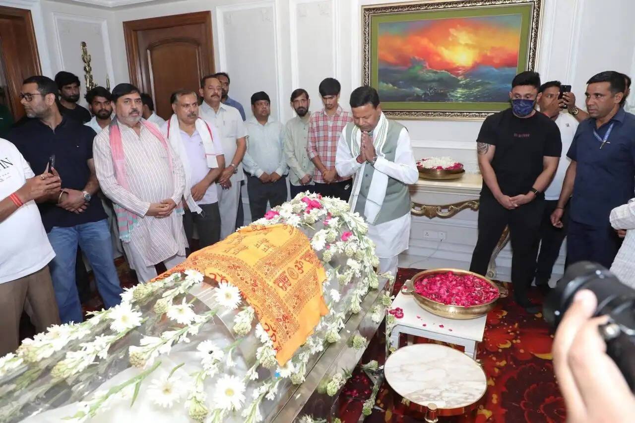 पंकज चौधरी व धर्मपाल सिंह ने अपर्णा यादव को बंधाया ढांढस
