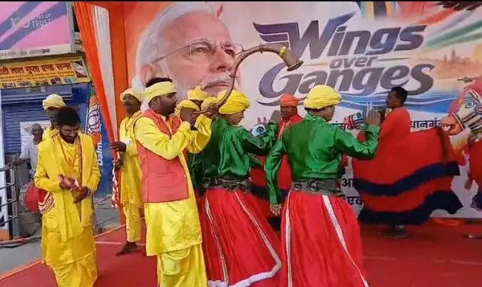 प्रधानमंत्री नरेन्द्र मोदी वाराणसी पहुंचे, एयरपोर्ट पर भव्य स्वागत