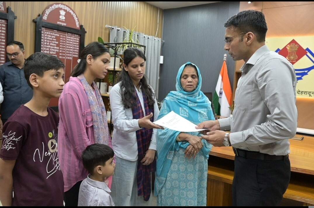 असहाय विधवा को राहत : बैंक ऋण निस्तारण, शिक्षा व भरण-पोषण में प्रशासन बना सहारा