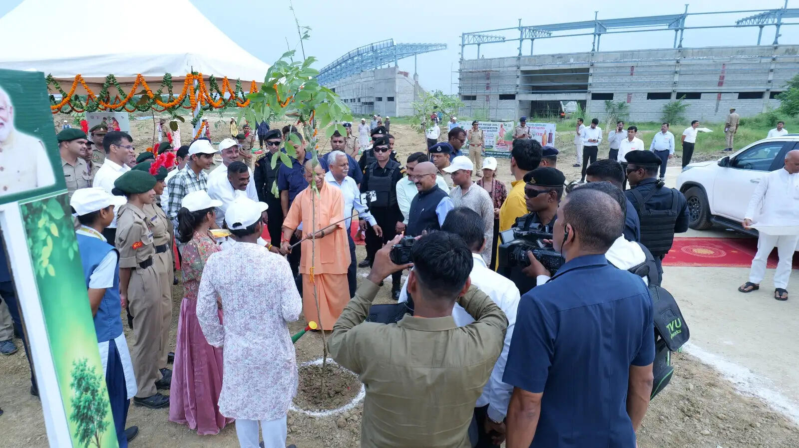 एमजीयूजी में मुख्यमंत्री याेगी ने किया भाई बहन पौधरोपण का शुभारंभ