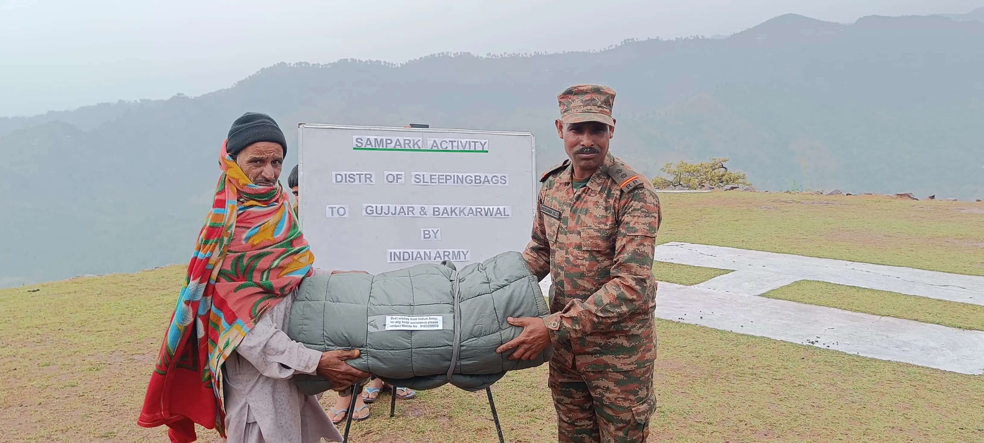 राजौरी में गुज्जर और बक्करवाल समुदायों को स्लीपिंग बैग वितरित किए