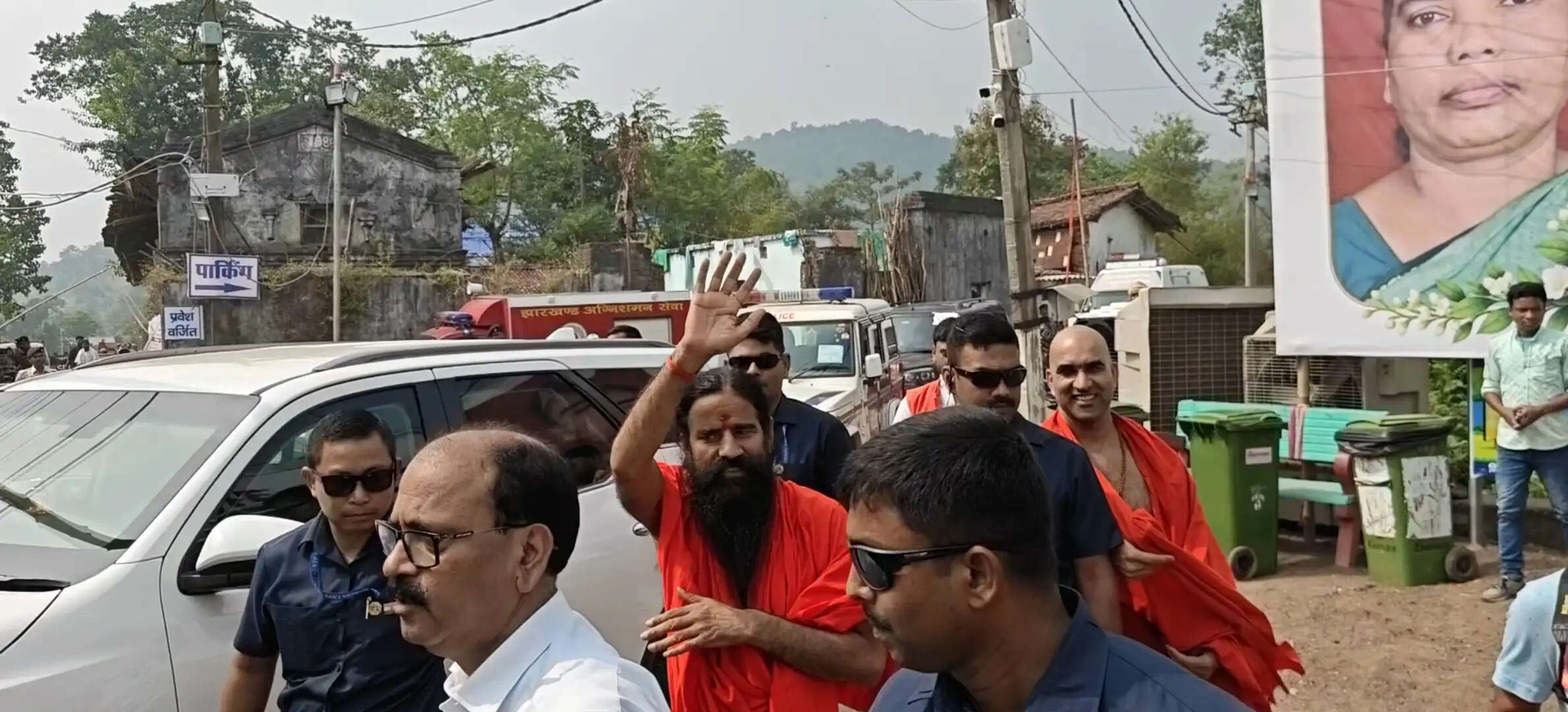 मुख्यमंत्री हेमंत सोरेन की मां के संस्कार भोज में पहुंचे योग गुरु बाबा रामदेव, रूपी सोरेन को दी श्रद्धांजलि