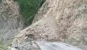 ताजा भूस्खलन के कारण मुगल रोड को खोलने में हुई देरी