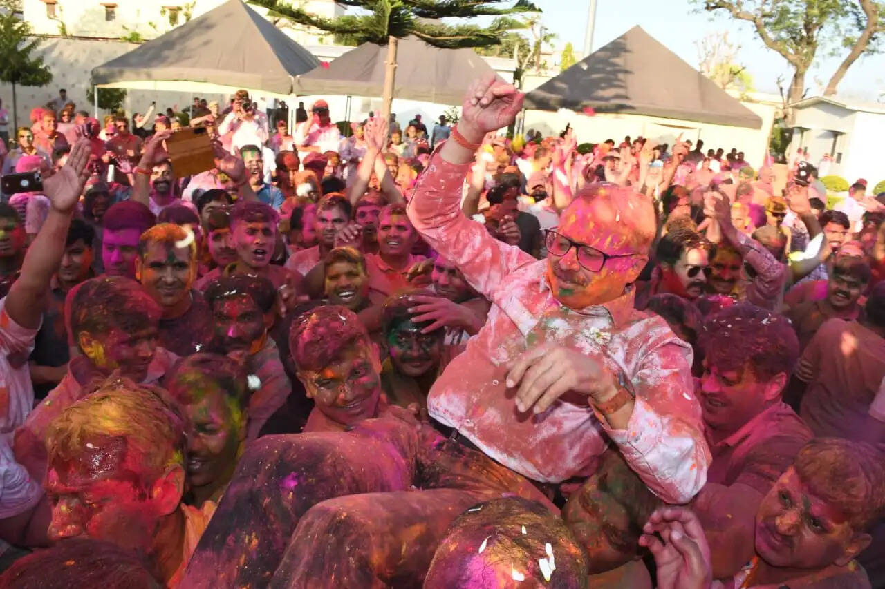 ड्यूटी के बाद खाकी ने मनाई होली: पुलिस लाइन में गुलाल और पुष्प वर्षा