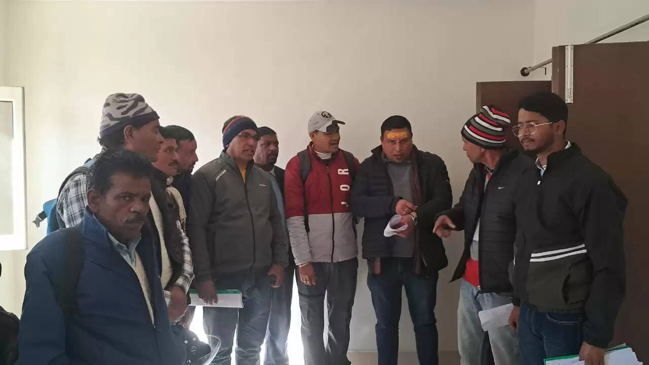 पौड़ी गढ़वाल: मनरेगा कार्यों में नेटवर्क समस्या पर ग्रामीणों ने जताई नाराजगी