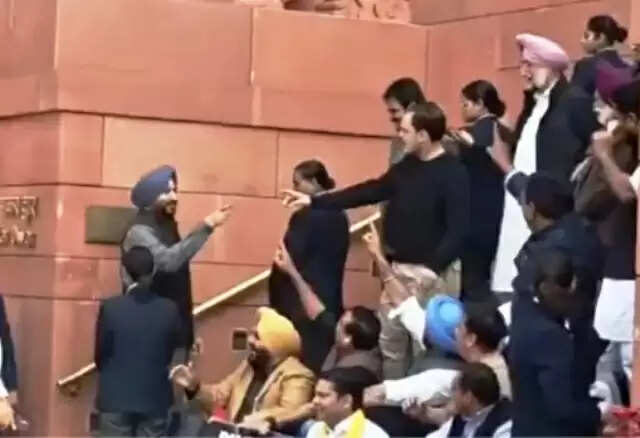 संसद परिसर में राहुल गांधी–रवनीत सिंह बिट्टू के बीच तीखी नोकझोंक