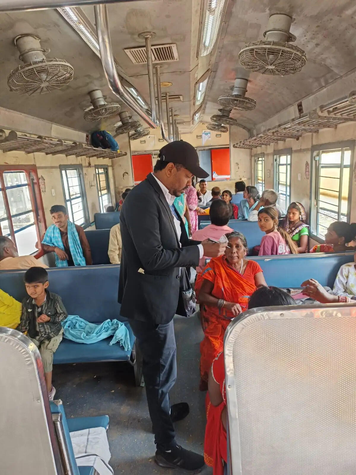 मेगा टिकट चेकिंग में 1090 यात्रियों पर कार्रवाई, 8 लाख रूपये का जुर्माना