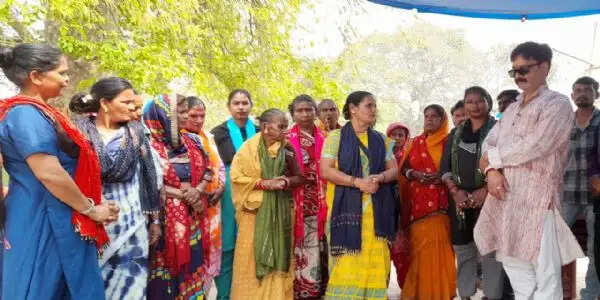 महिला दिवस : लघु व्यापार एसोसिएशन ने महिला स्ट्रीट वेंडर्स को किया सम्मानित