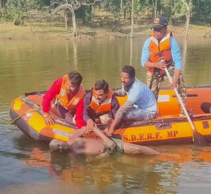 अनूपपुर: तालाब नहाने गये वृद्ध की डूबने से मौत, बचाव टीम ने किया शव बरामद