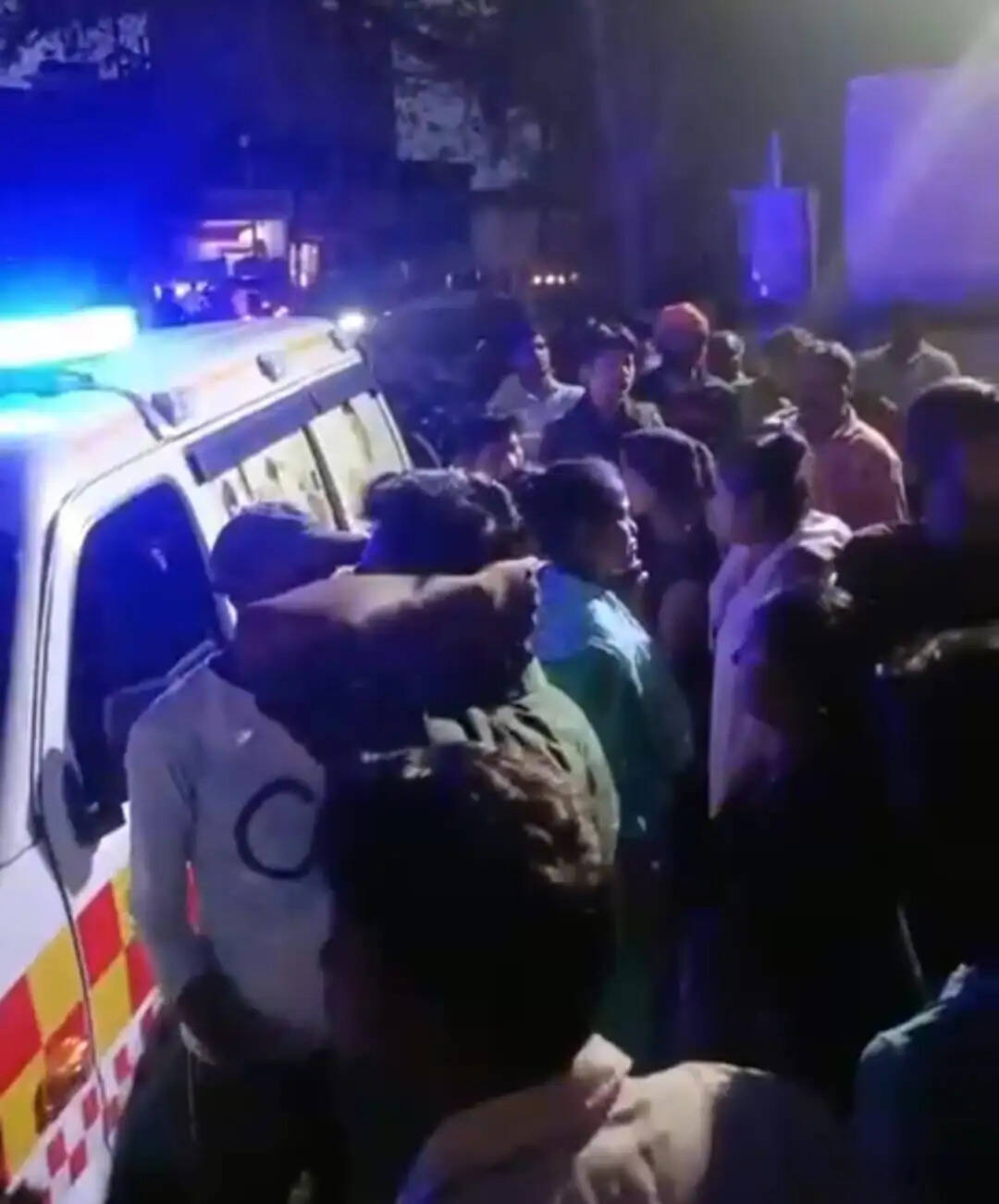 पेपर मिल में काम करने वाले व्यक्ति की उपचार के दौरान मौत, परिजनों ने फैक्ट्री के गेट पर शव को रखकर किया हंगामा