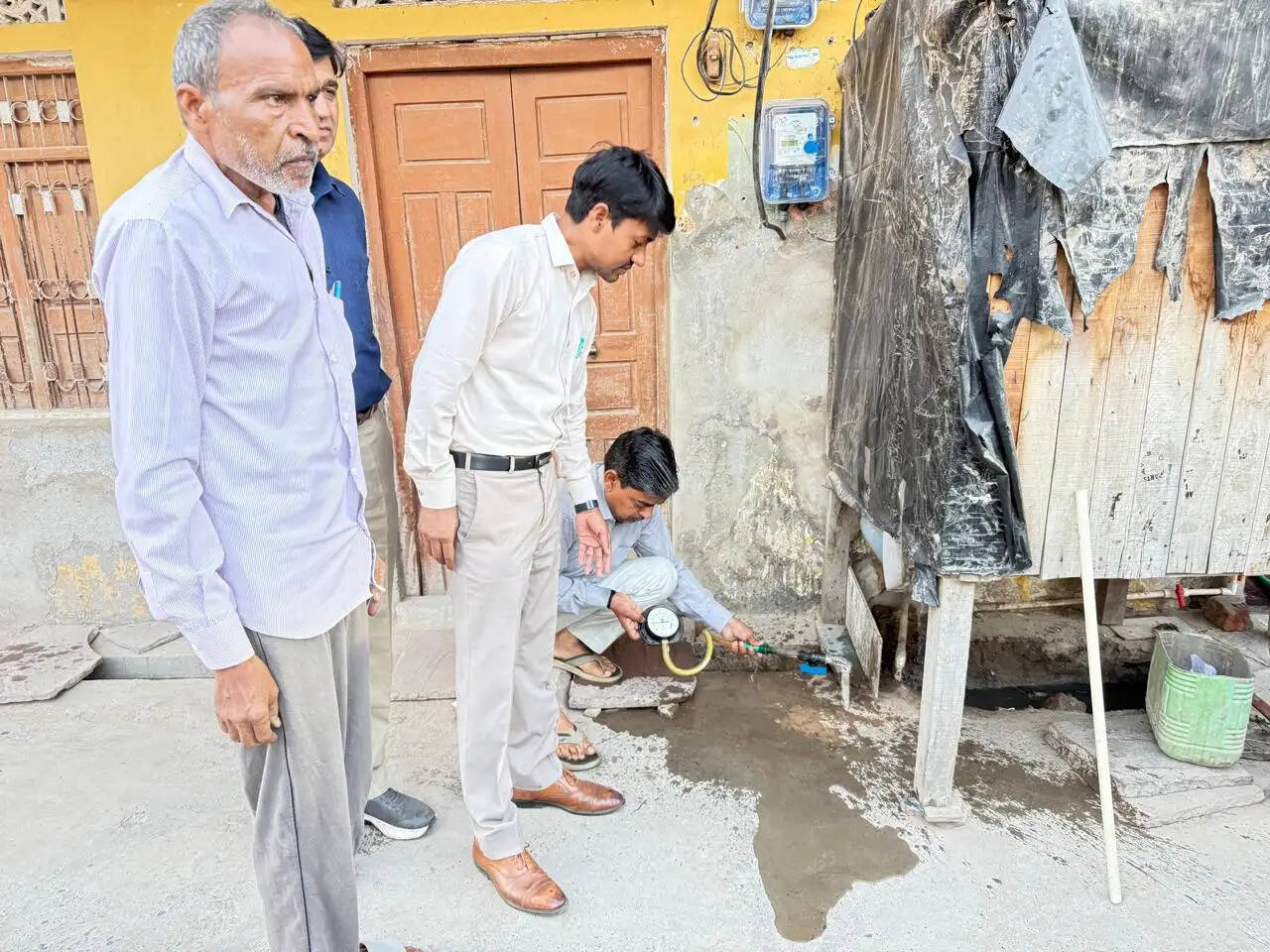 अलवर में पानी की समस्या को लेकर प्रशासन अलर्ट: अधिकारियों ने सुबह-सुबह घर-घर पहुंचकर जांची पेयजल व्यवस्था
