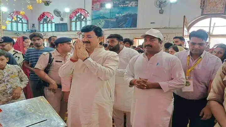 गुनाः कलेक्टर ने टेकरी सरकार मंदिर पहुंचकर व्यवस्थाओं का लिया जायजा