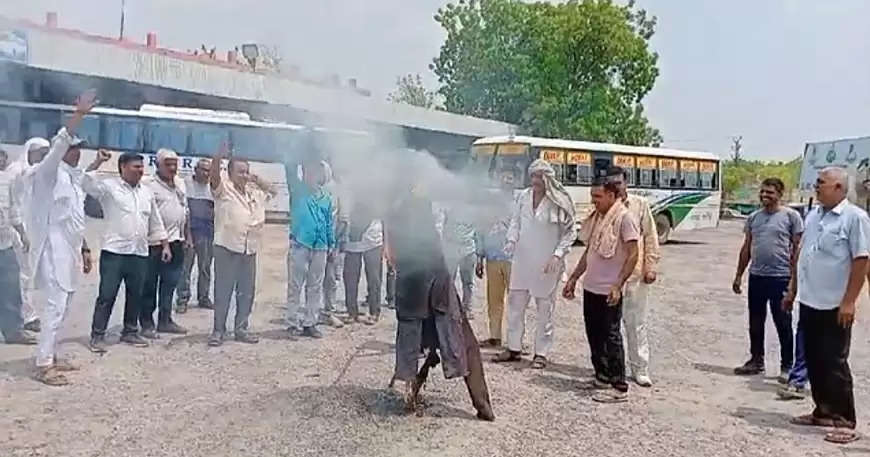 बीकानेर केंद्रीय बस स्टैंड पर विधायक युनुस खान का पुतला दहन