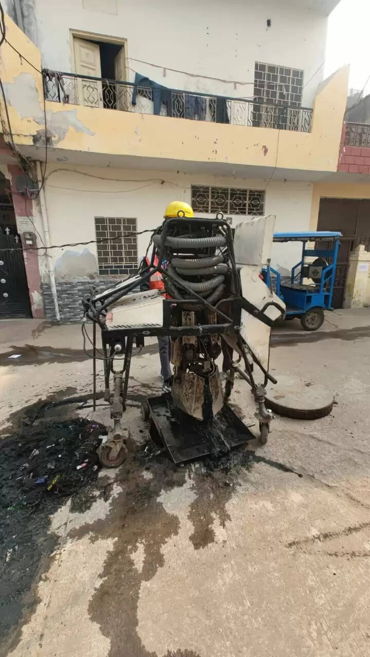 निगम ने राेबाेट की मदद से साफ की बंद सीवर लाइन