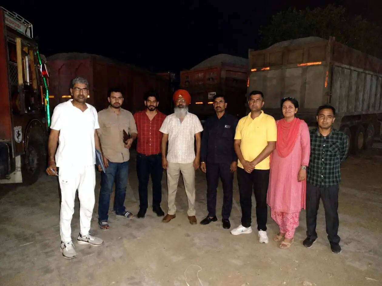 हिसार में सीएम फ्लाइंग ने ओवरलोड वाहनों पर कसा शिकंजा, 10 के चालान