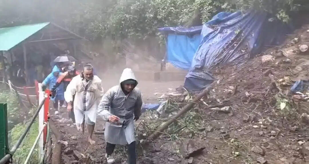 गाैरीकुंड&nbsp;में&nbsp;प्रीपेड&nbsp;काउंटर&nbsp;मलबे&nbsp;में&nbsp;दबा