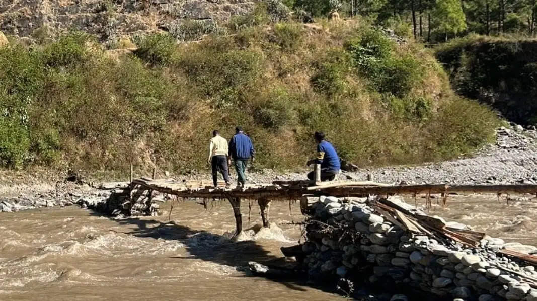 श्रमदान कर ग्रामीणों ने पिंडर नदी में बनाया लकड़ी का कच्चा पुल, आवाजाही शुरू