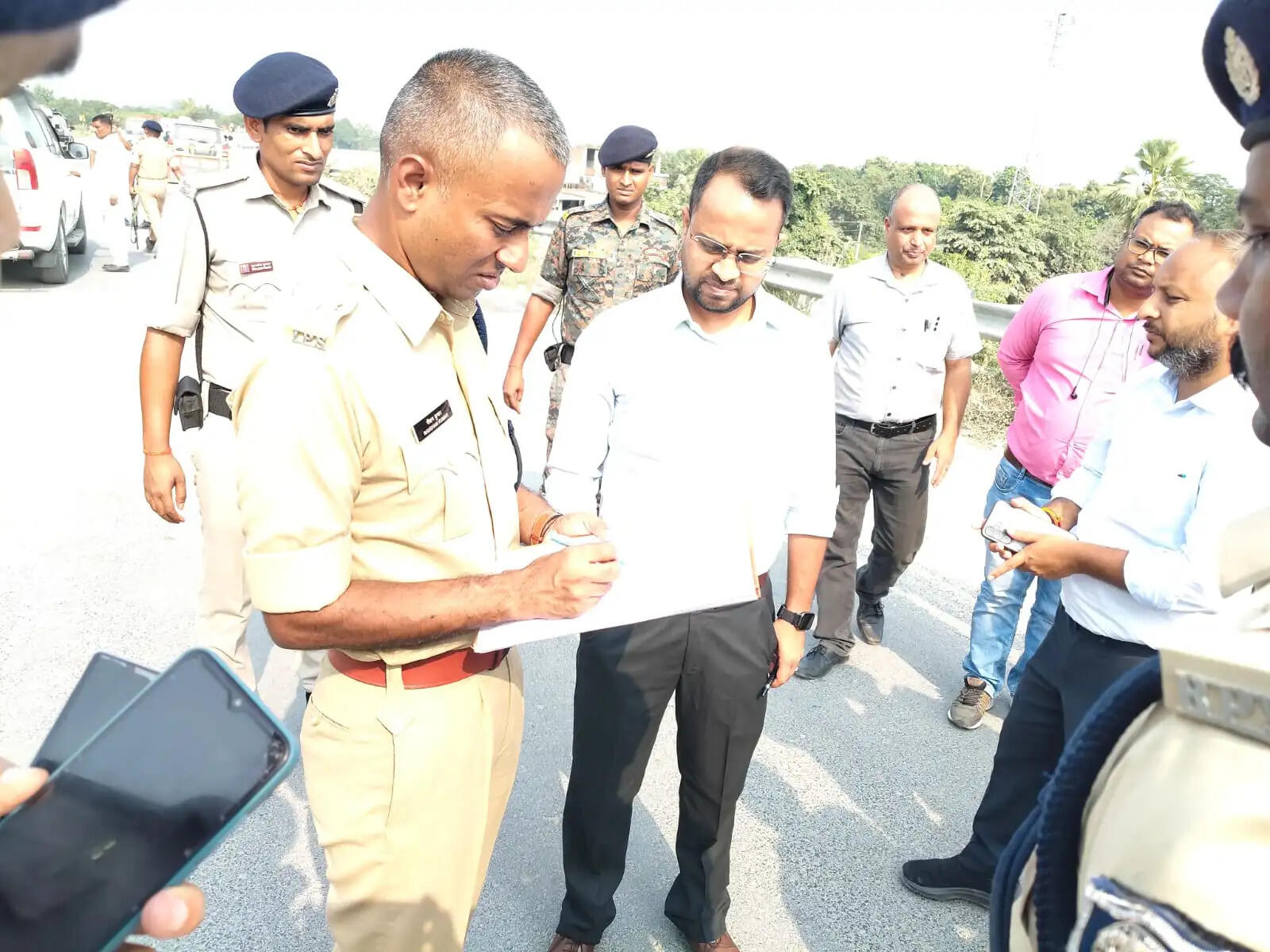 बिहार और उत्तर प्रदेश को जोड़ने वाले मांझी चेक पोस्ट का जिलाधिकारी एवं एसएसपी ने किया जांच