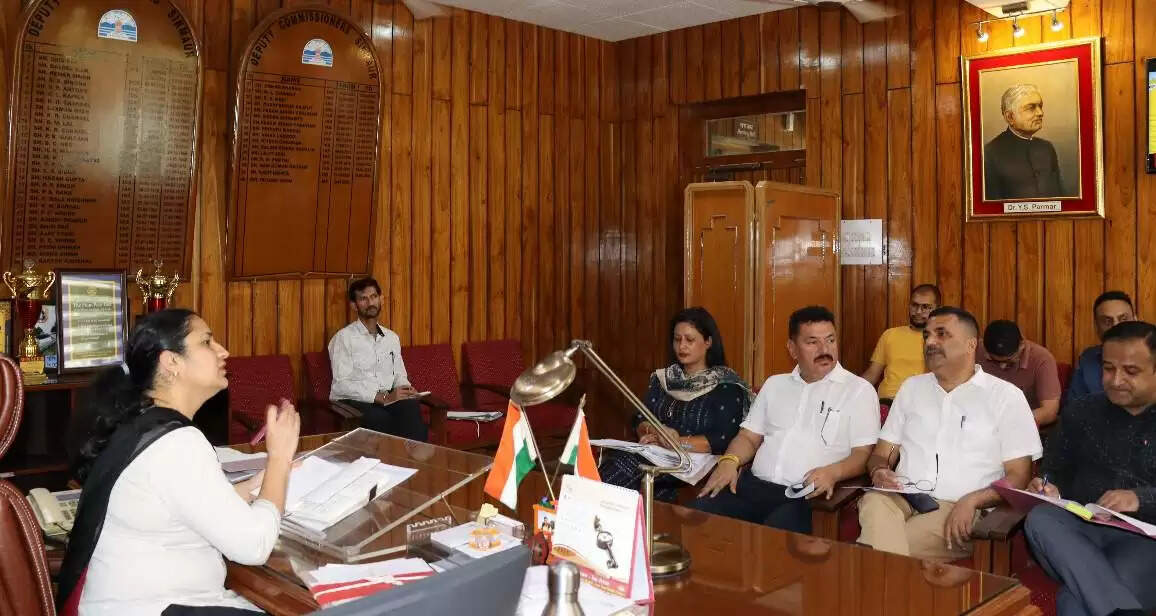 सड़क सुरक्षा को लेकर डीसी प्रियंका वर्मा ने की समीक्षा बैठक, नियमों के सख्त पालन के निर्देश