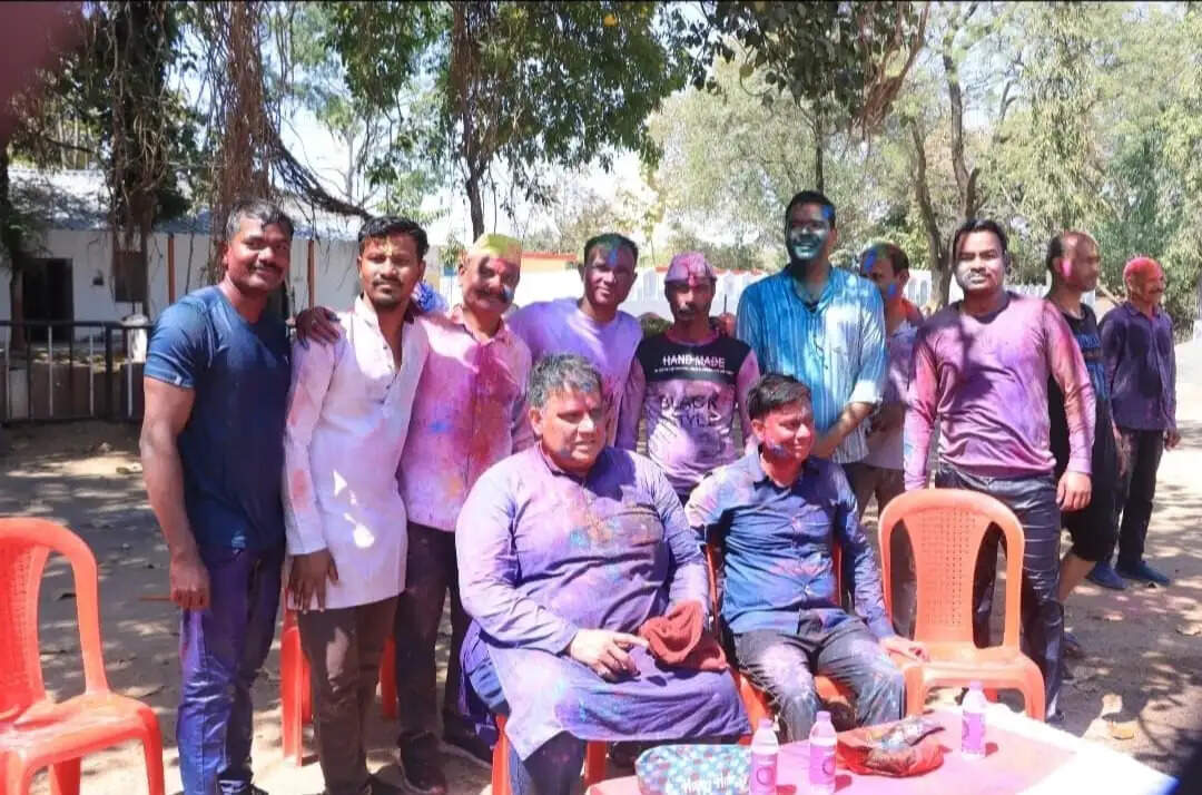 ड्यूटी के बाद रंगों में सराबोर हुआ पुलिस परिवार, पुलिस लाइन में मनाया गया होली मिलन समारोह