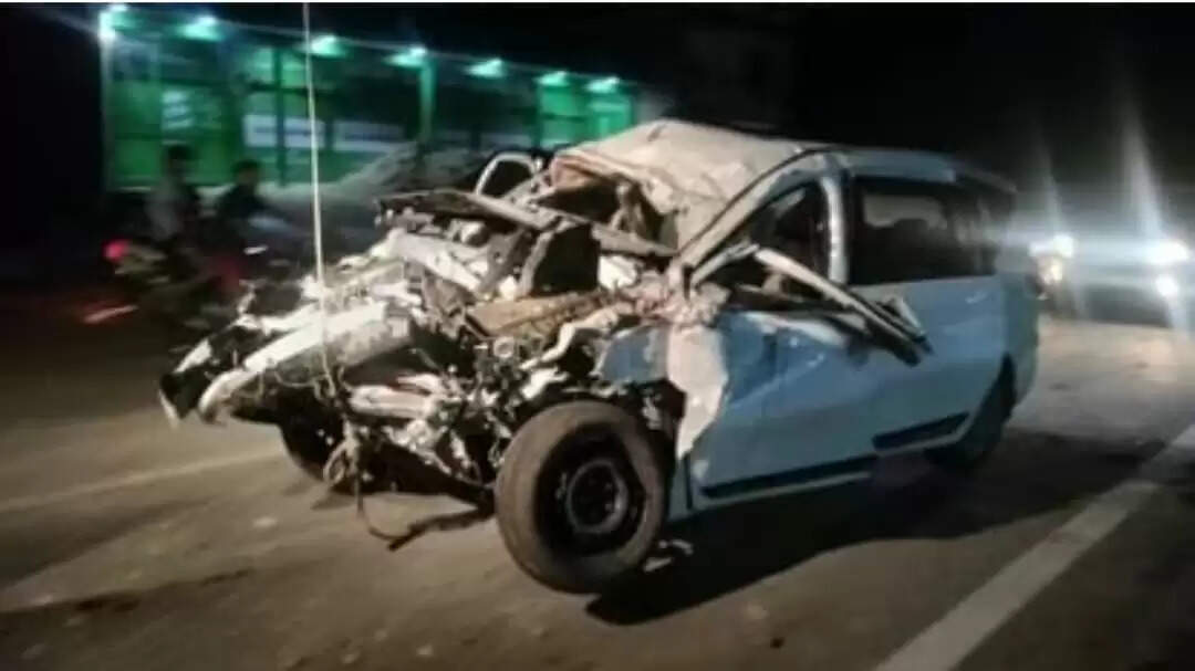 (अपडेट) बाराबंकी सड़क हादसा : दाे घायलाें ने भी ताेड़ा दम, मृतकाें की संख्या हुई आठ, ज्वैलर्स का पूरा परिवार खत्म